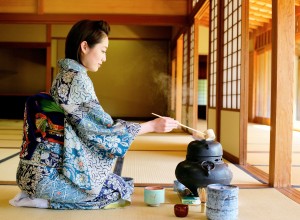 Japanese-Woman-in-a-Kimono-Making-Tea-Holiday-Club-Blog-Oferte-top-10-cele-mai-tari-tari-pentru-gurmanzi
